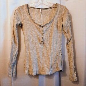 FREE PEOPLE Shell Lace Henley T-shirt Top XS Gray Scoop neck blouse Boho LS